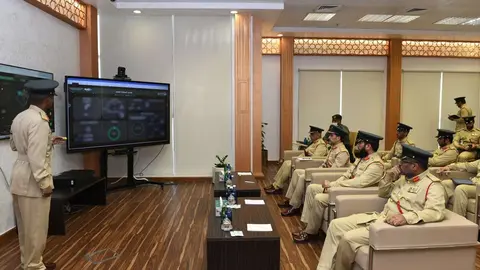 La Policía de Dubai durante la presentación de los datos. (Twitter)