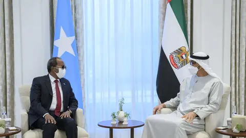 Un momento del encuentro entre los presidentes de EAU y de Somalia. (WAM)