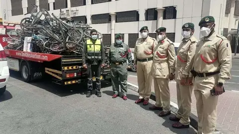 La Policía de Dubai difundió en Twitter una imagen de las bicicletas confiscadas.