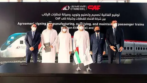 Los representantes de Etihad Rail y de la empresa española CAF, tras la firma del acuerdo. (Abu Dhabi Media Office)