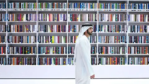El jeque Hamdan en la Biblioteca de Dubai. (Dubai Media Office)
