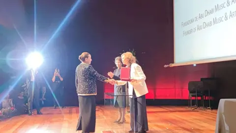 Doña Sofía entrega la medalla a Huda Alkhamis. (Twitter)