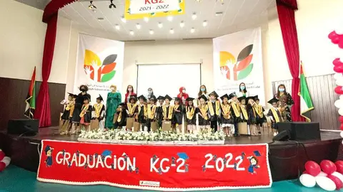 Los graduados en The Spanish School of Abu Dhabi sobre el escenario junto a sus profesores. (EL CORREO)