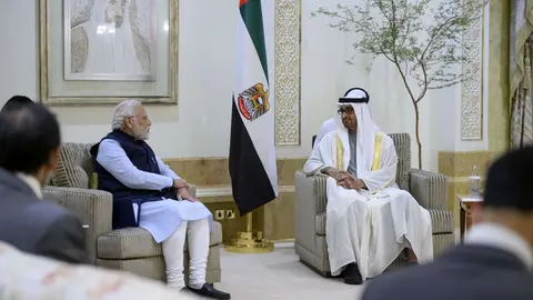 El presidente de Emiratos junto al primer ministro indio en Abu Dhabi. (WAM)