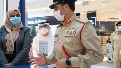 A modo ilustrativo, un oficial de la Policía de Dubai. (Twitter)