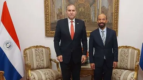 El ministro de Relaciones Exteriores paraguayo (izquierda) junto al embajador de Emiratos Árabes Unidos, Saeed Abdulla Saif Joula Alqemzi. (Gobierno de Paraguay)