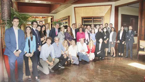 Foto familia del desayuno del Spanish Business Council celebrado 30 de junio en el hotel Grand Hyatt Dubai. (EL CORREO)