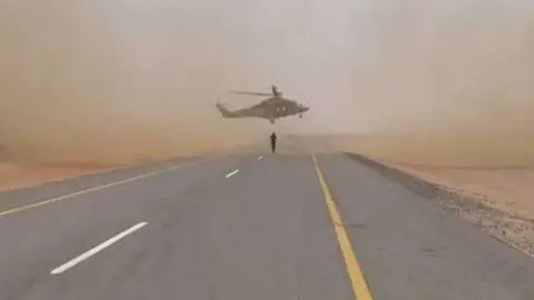 La Policía de Omán difundió esta imagen del rescate de los accidentados.