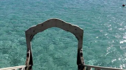 Turistas hacen snorkel cerca de una playa del centro turístico del Mar Rojo de Sahl Hasheesh.