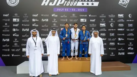 El colombiano Willy Fernández en el centro del podio recibió la medalla de manos del ministro emiratí de Comercio Exterior en el centro de la imagen. (Cedida)