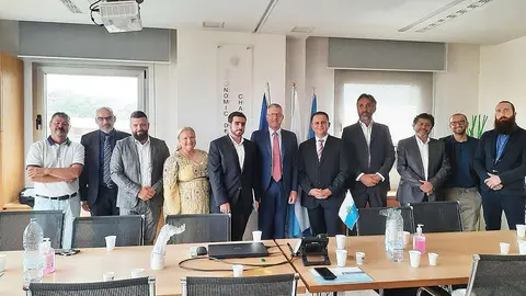 En la imagen, el presidente de la Cámara de Comercio y director de la Agencia de Desarrollo de San Marino, Denis Cecchetti, y el jeque Mohammed bin Mejren Al Sheik acompañados de Aurela Cuku, Daryoush Golfar y Robert Noriega, entre otros. (Cedida