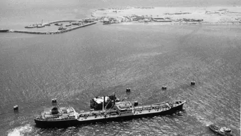 El petrolero 'British Signal' se aleja de la isla Das después de cargar petróleo crudo el 4 de julio de 1962. Este fue el primer envío de petróleo desde Abu Dhabi. (Archivo BP)