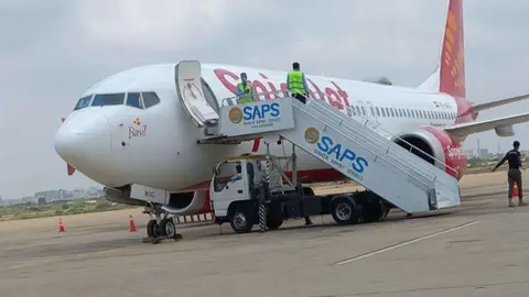 El avión de Spicejet en la pista del aeropuerto de Karachi. (Twitter)