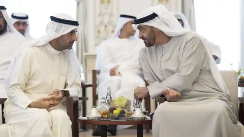 El presidente de EAU (dercha) y secretario del Consejo de Cooperación del Golfo. (WAM)