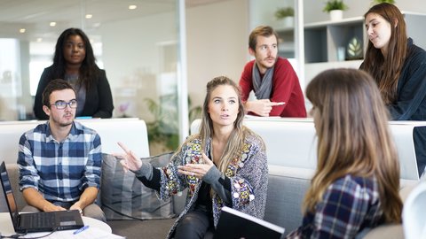 Si estás dirigiendo una reunión o si te toca hacer una presentación frente a tu equipo de trabajo, es importante que trabajes en tu tono de voz. (pxhere.com)