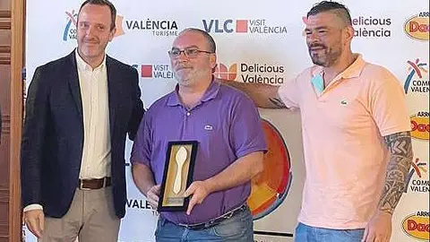 Mariano Andrés -en el centro- recibe la Cullera de Fusta acompañado de Áleix Font -derecha-. (Cedida)