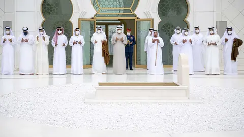El presidente de EAU reza en la Gran Mezquita Jeque Zayed de Abu Dhabi. (WAM)
