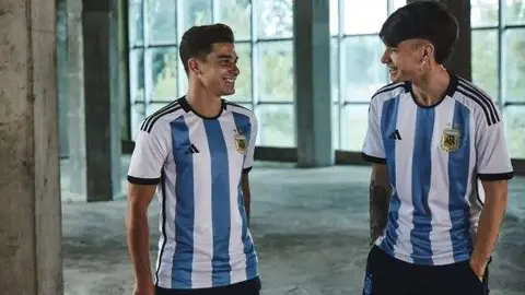 La camiseta de la Selección Argentina en Qatar 2022. (Twitter)