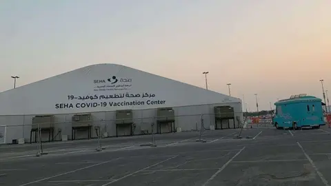 Un centro de pruebas y vacunación SEHA en Dubai. (EL CORREO)