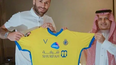 David Ospina con su nueva camiseta. (Arab News)