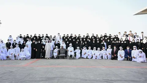 El presidente de EAU y los alumnos brillantes. (WAM)