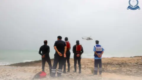 La Policía Real de Omán publicó imágenes de la búsqueda del cuerpo de la niña.