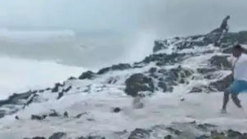 Una captura del vídeo difundido de las aguas agitadas en Omán.