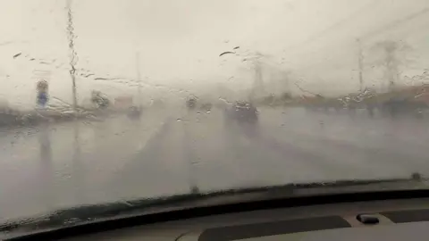 Lluvia y tormenta de arena en la Emirates Road en la frontera entre Dubai y Sharjah. (Richard Ramos/ EL CORREO)