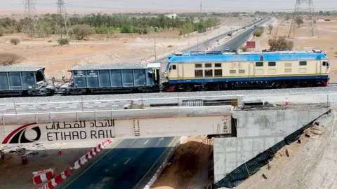El tren de Eetihad Rail circula por EAU. (Twitter)