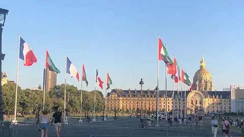 Las banderas de Emiratos en París. (Twitter)
