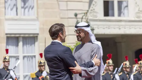 Los presidentes de Emiratos y Francia este lunes en Paría. (Twitter)