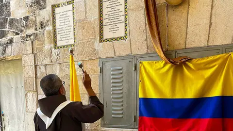 Bendición de la placa con el Padre Nuestro en Muisca en iglesia del Monasterio Carmelita situado en el Monte de los Olivos de Jerusalén. (Cedida)