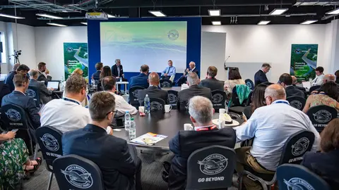 Tim Clark en la Cumbre de líderes de aerolíneas durante el Salón Aeronáutico de Farnborough. (Twitter)