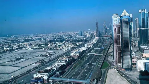Vista aérea de la autopista E-11 a su paso por Business Bay en Dubai. (EL CORREO)
