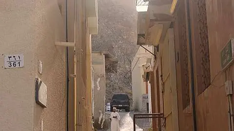 Amanecer en una callejuela de la parte antigua de Muscat. (Cedida)