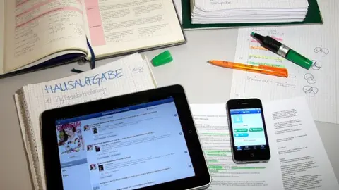 Una imagen a modo ilustrativo de dispositivos con redes sociales en la oficina. (Fuente externa)