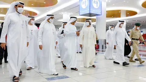 El gobernante recorre el aeropuerto de Dubai. (WAM)