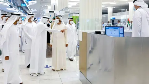 El jeque Mohammed en el control de pasaportes del Aeropuerto Internacional de Dubai. (WAM)