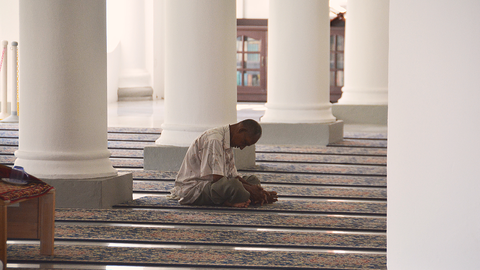 Fiel musulmán reza en una mezquita. (pxhere.com)
