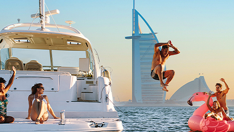 Un yate en la costa de Dubai. (Cedida)