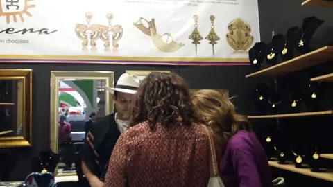 Dos clientes en una joyería en Dubai. (EL CORREO)