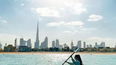 Una playa con vistas al centro de Dubai. (Instagram)