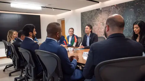 El funcionario emiratí Mubarak Al Nakhi con los representantes de la alcaldía de Medellín. (Twitter)