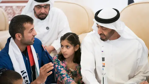 Sultan Al Neyadi y Mohamed bin Zayed. (Abdullah Al Junaibi)