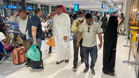 Mujer con velo en la Terminal 2 del Aeropuerto Internacional de Dubai. . (EL CORREO)