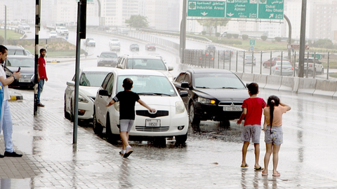 La lluvia cae en la frontera entre Dubai y Sharjah. (Twitter)