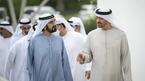 El presidente (derecha) y el vicepresidente de Emiratos Árabes Unidos. (WAM)