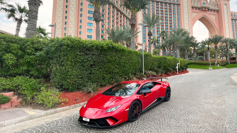 Un deportivo de la marca Lamborghini en el acceso al hotel Atlantis, situado en La Palmera de Dubai. (EL CORREO)