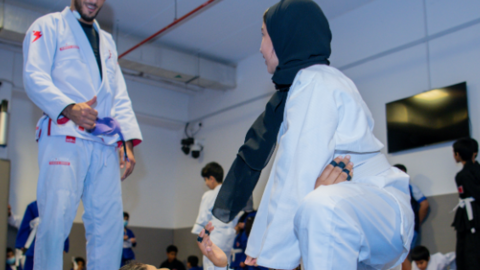 Dos practicantes de jiu jitsu del campamento de verano. (WAM)