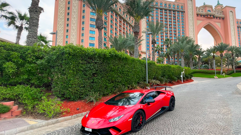 Lamborghini ante el hotel Atlantis en Dubai. (EL CORREO) (1)